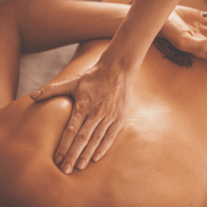 Ideal para atletas, no pré ou pós treino. Originária da massagem sueca, é indicada para áreas específicas de tensão muscular e dores crônicas. A técnica concentra-se nos tecidos profundos da musculatura e trabalha músculos, tendões e fáscias musculares. Massagem com toque profundo, ajuda no alívio das dores de cabeça, ombros rígidos, musculatura tensa e no processo de recuperação e regeneração das fibras musculares.
