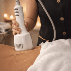 O Crio Sculpt une duas técnicas avançadas de estética corporal para potencializar resultados: Criofrequência: tecnologia que combina temperaturas frias e ondas de radiofrequência, estimulando o colágeno, reduzindo medidas e melhorando a firmeza da pele. Massagem Dreno modeladora (50min): técnica que integra drenagem linfática e manobras modeladoras para eliminar toxinas, ativar a circulação e realçar o contorno corporal.