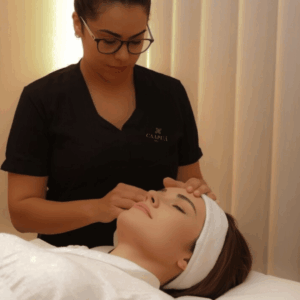 Um ritual para atravessar camadas e voltar ao essencial. Escalda-pés; shiatsu; banho de imersão; massagem relaxante; spa facial (sem extração).